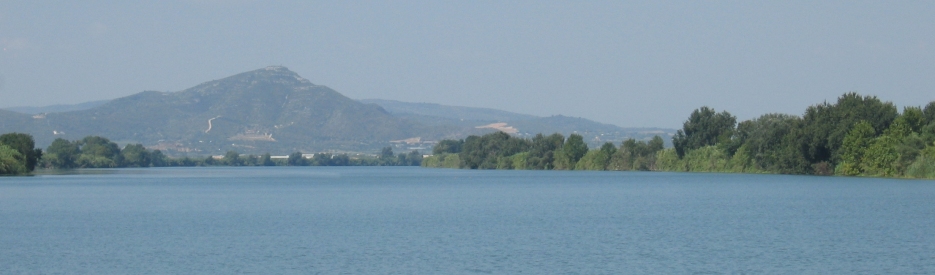 El rio Ebro con el Montsianell al fondo